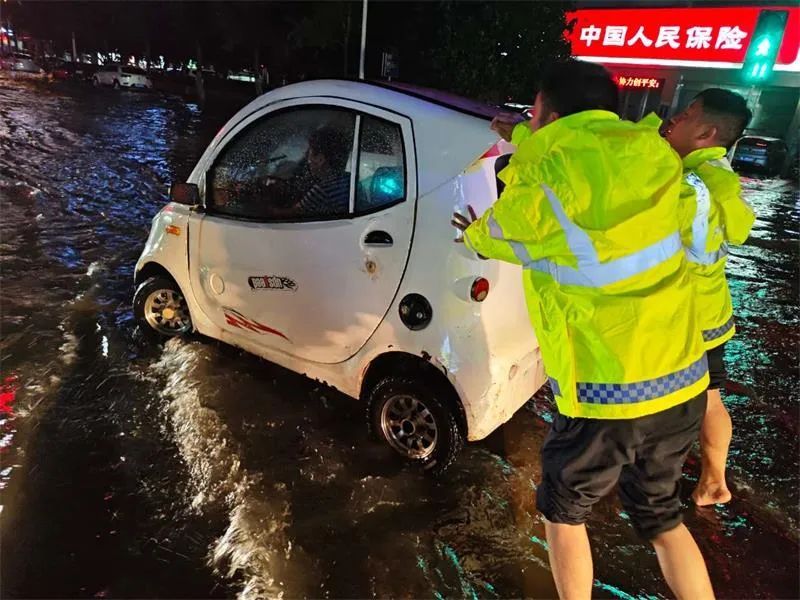 防汛压力大！暴雨之中，他们做最靠谱的城市“路标”