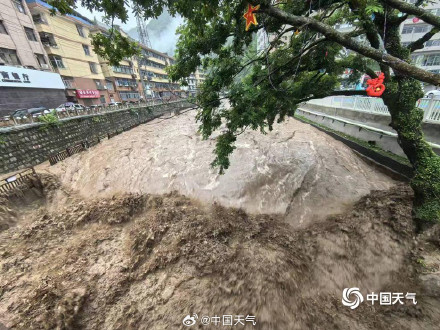 陕西宁陕县强降雨致河流水位上涨 陕西宁陕县强降雨致河流水位上涨