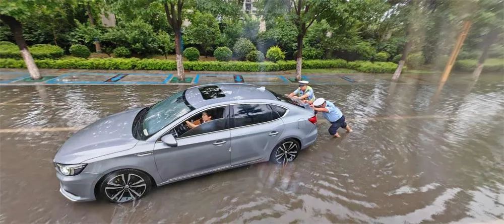 防汛压力大！暴雨之中，他们做最靠谱的城市“路标”