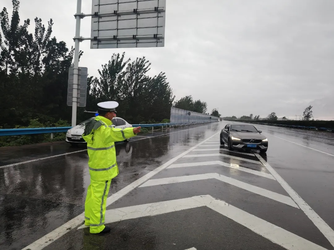 防汛压力大！暴雨之中，他们做最靠谱的城市“路标”