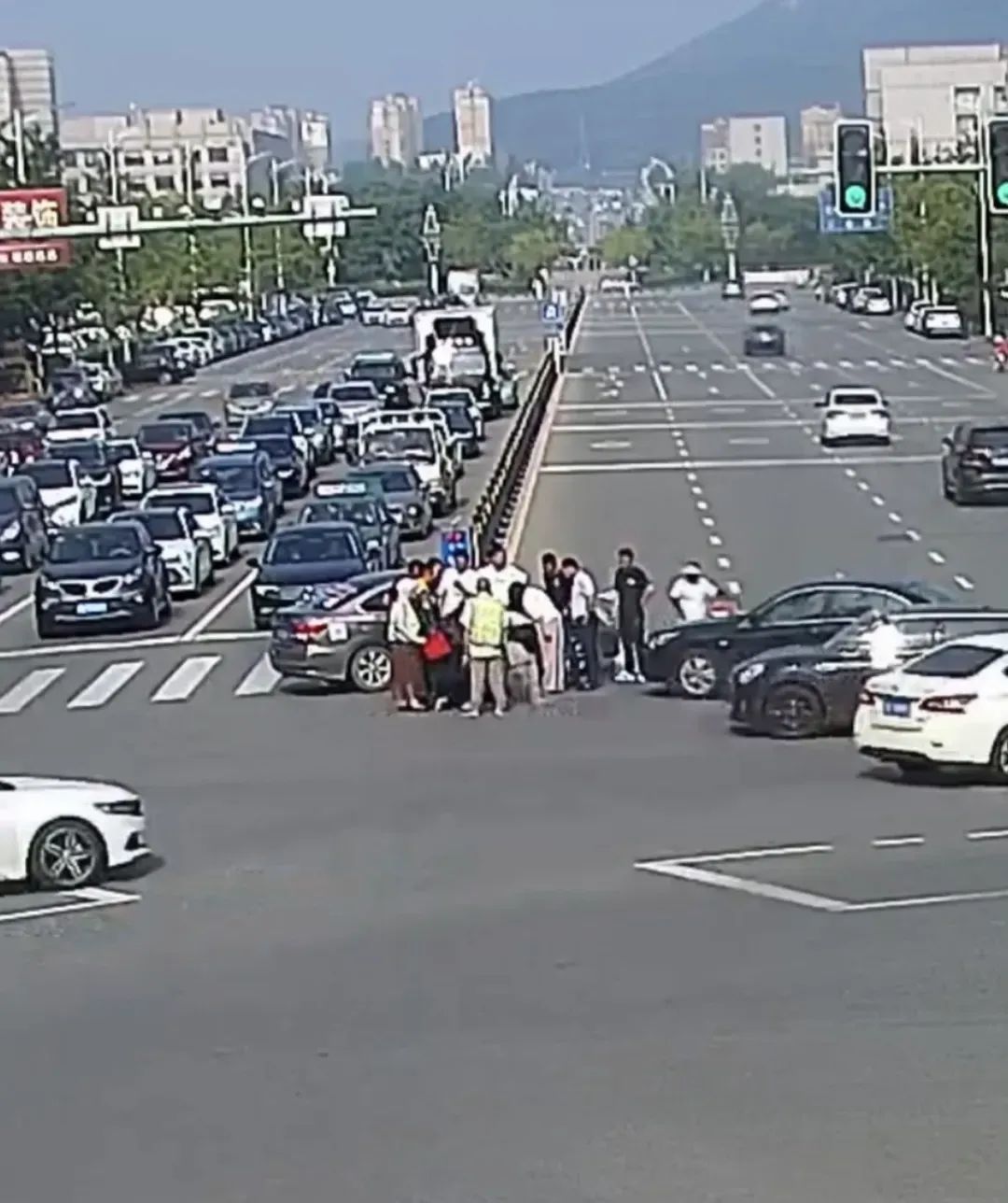 大连交警执勤突然晕倒，下一秒……