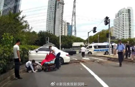上海一轿车撞击3车后冲上绿化带，2人受伤！