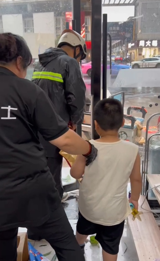 骑手接了个“活人单”！5岁外甥想去亲戚家玩，小姨下单叫来骑手