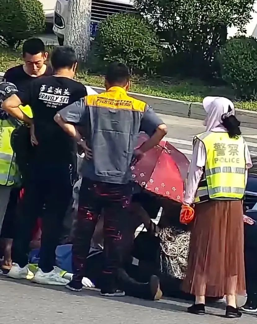 大连交警执勤突然晕倒，下一秒……