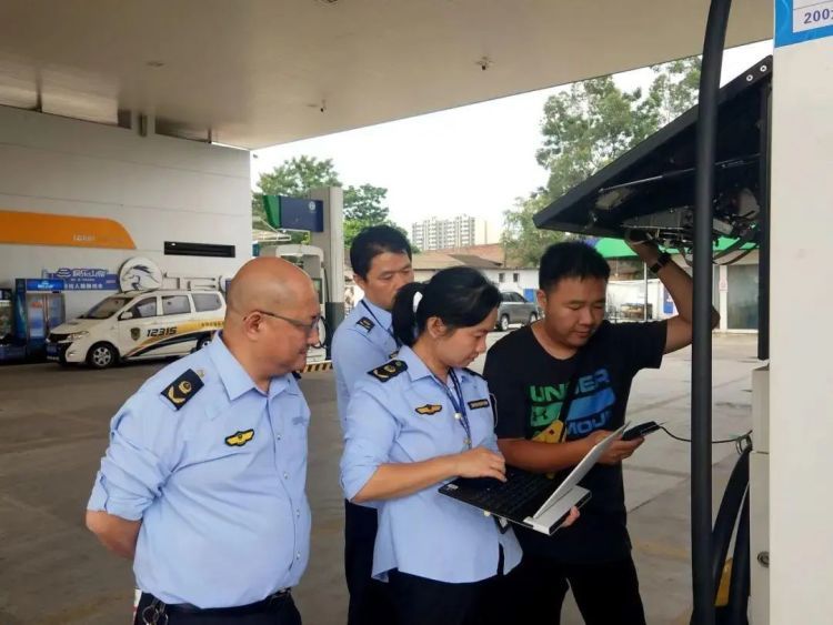 在加油机上动手脚！柳州一加油站被罚120余万元