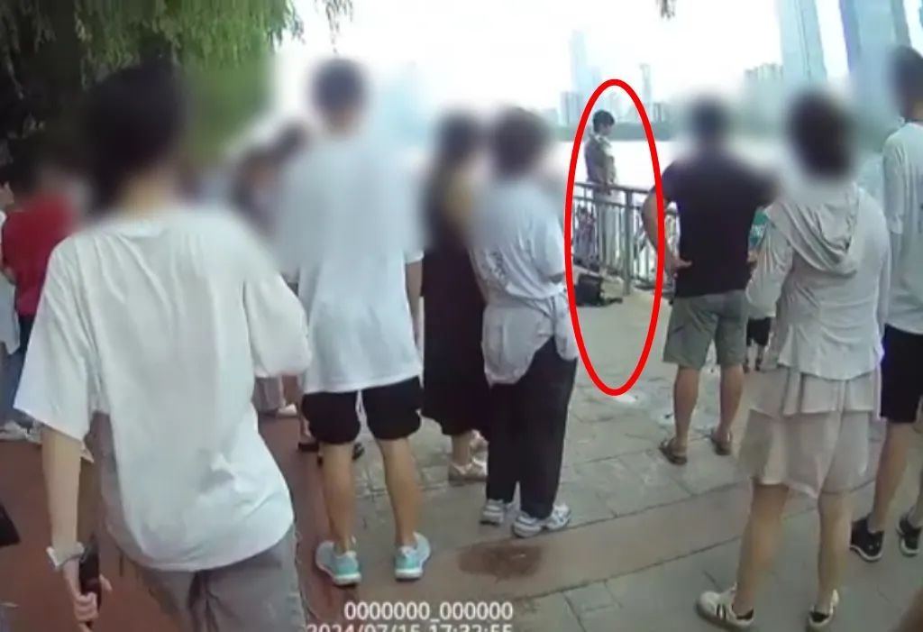 长沙橘子洲上，他被人从背后紧紧抱住！