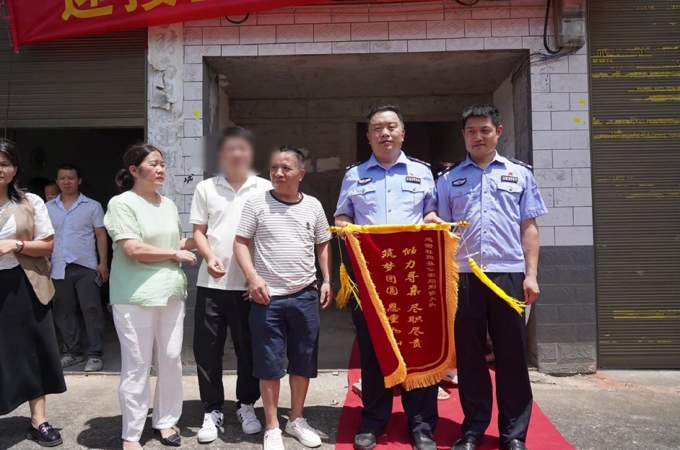 “妈妈没有带好你”,抱住失散31年的儿子,妈妈这句“道歉”令人心碎 “妈妈没有带好你”,抱住失散31年的儿子,妈妈这句“道歉”令人心碎