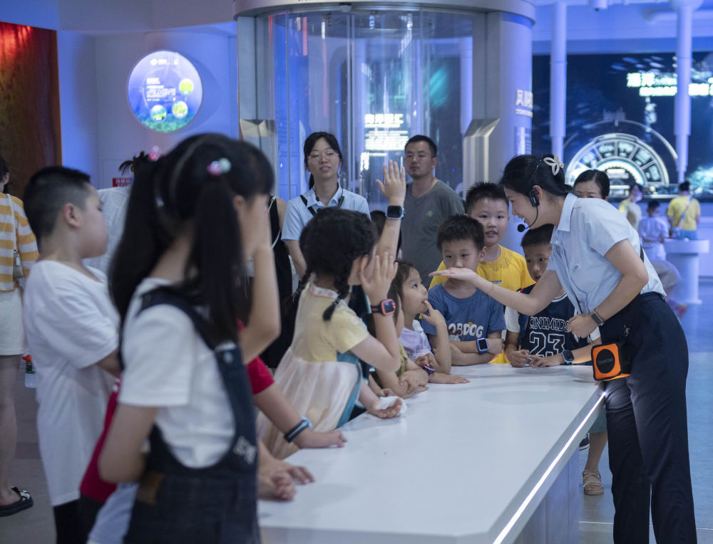 据了解,部分出行的中小学生研学团队中,不仅配备了研学旅游指导师