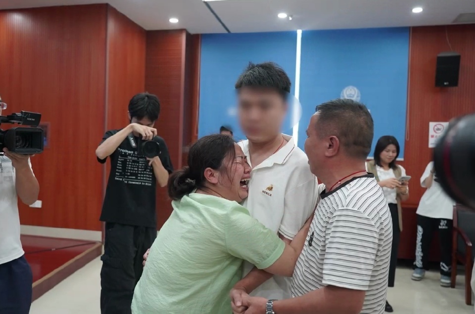 “妈妈没有带好你”,抱住失散31年的儿子,妈妈这句“道歉”令人心碎 “妈妈没有带好你”,抱住失散31年的儿子,妈妈这句“道歉”令人心碎