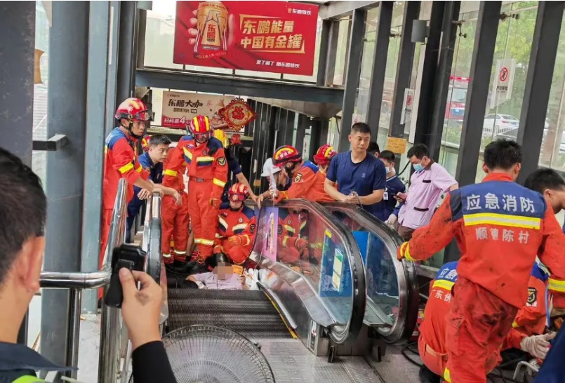 女子半截身体被卷入超市扶梯，最新通报