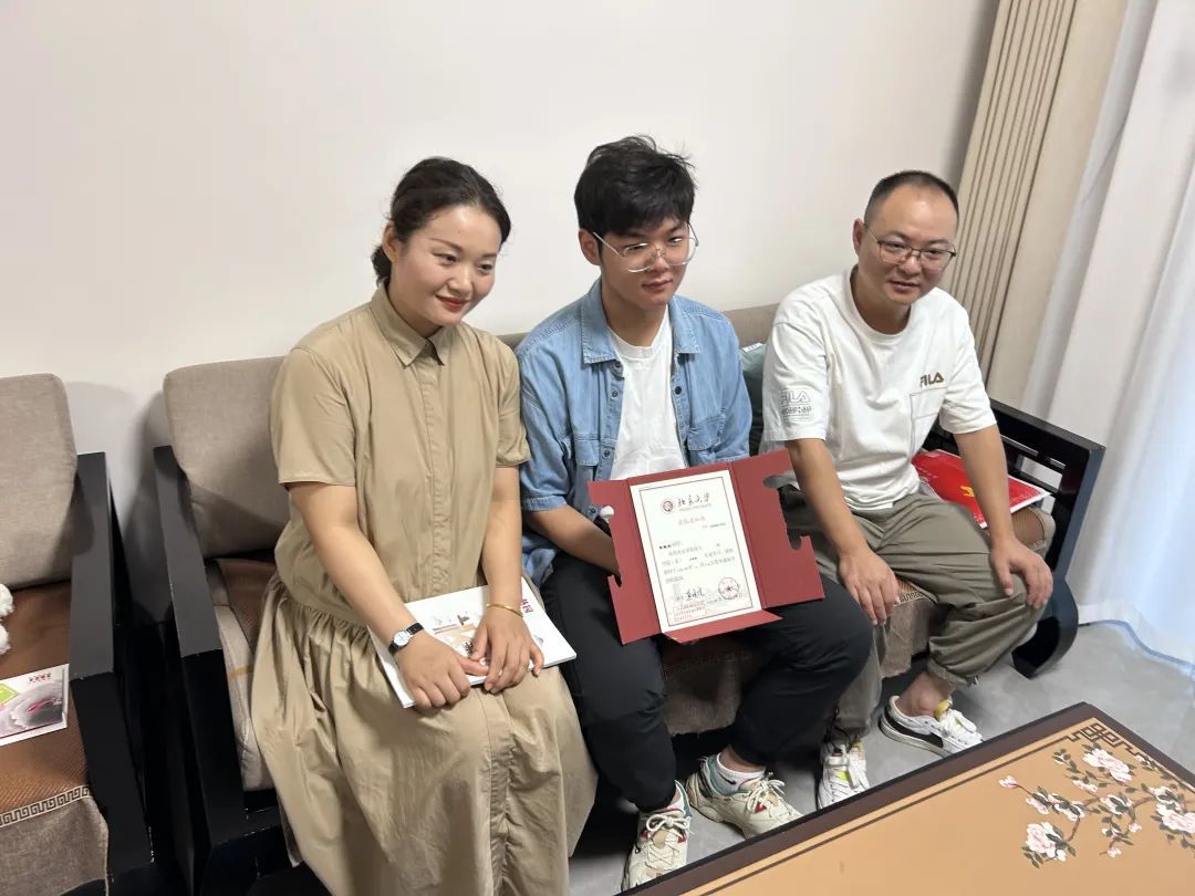 阜阳首封录取通知书送达！来自北大