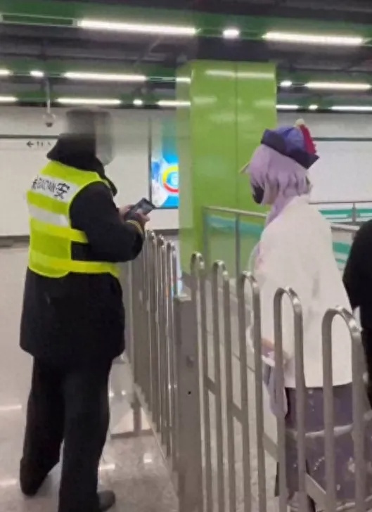 地铁上这一幕引起热议!工作人员:“请你卸妆!” 地铁上这一幕引起热议!工作人员:“请你卸妆!”