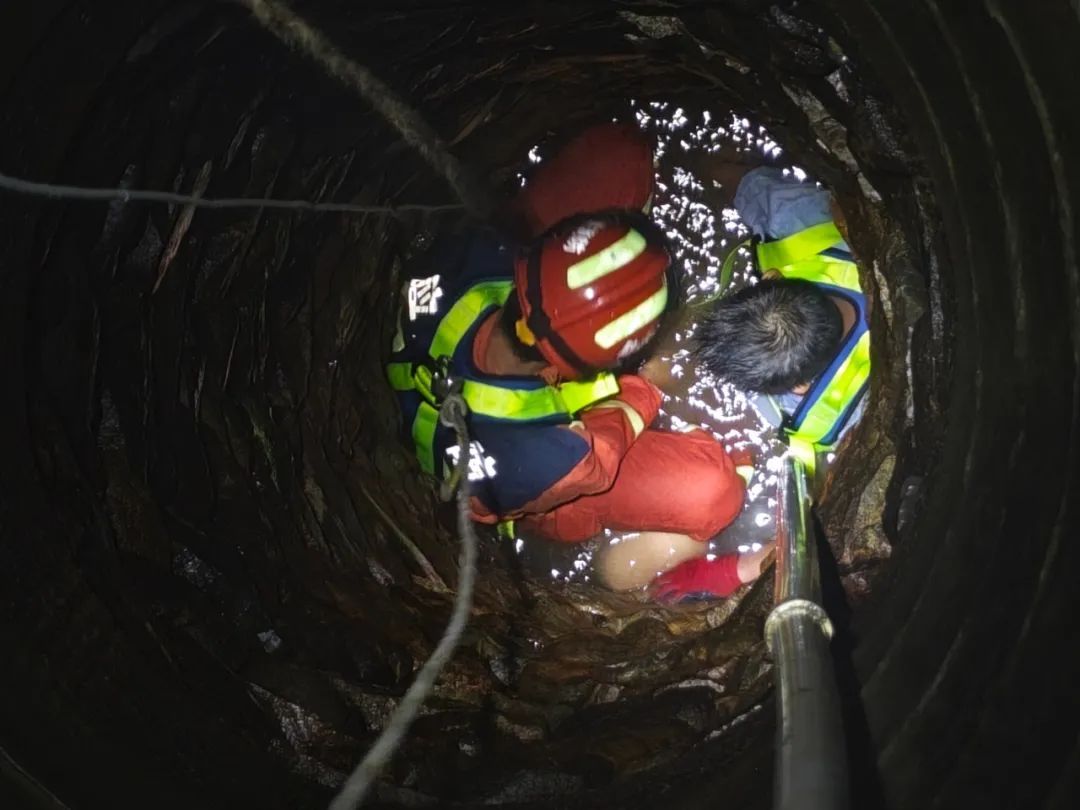 突发!一男子坠落…… 突发!一男子坠落……