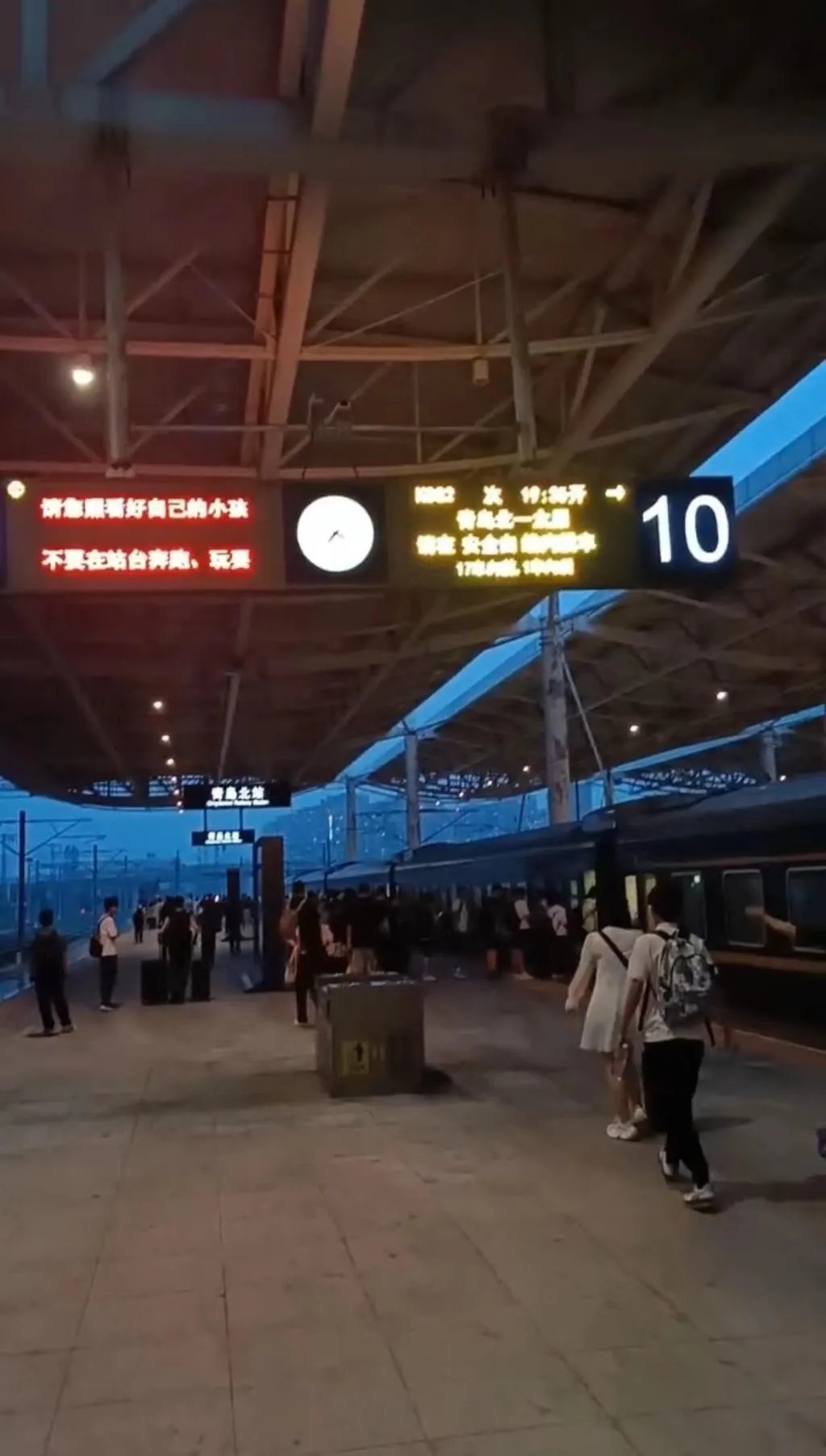 住在潍坊,青岛上班,每天6小时通勤!山东90后小伙火了... 住在潍坊,青岛上班,每天6小时通勤!山东90后小伙火了...