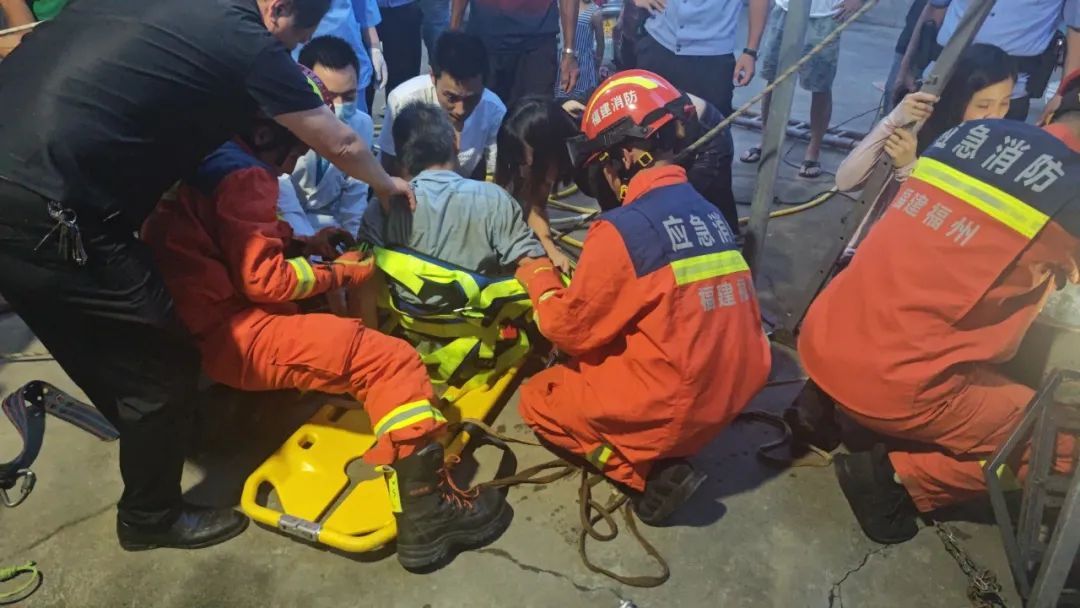 突发!一男子坠落…… 突发!一男子坠落……