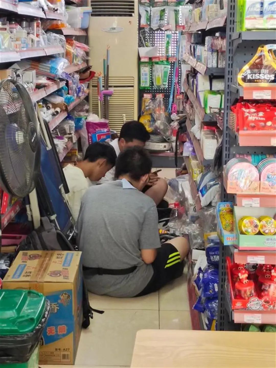 上海3名初中生冲上热搜！家长被质疑，网友吵翻......