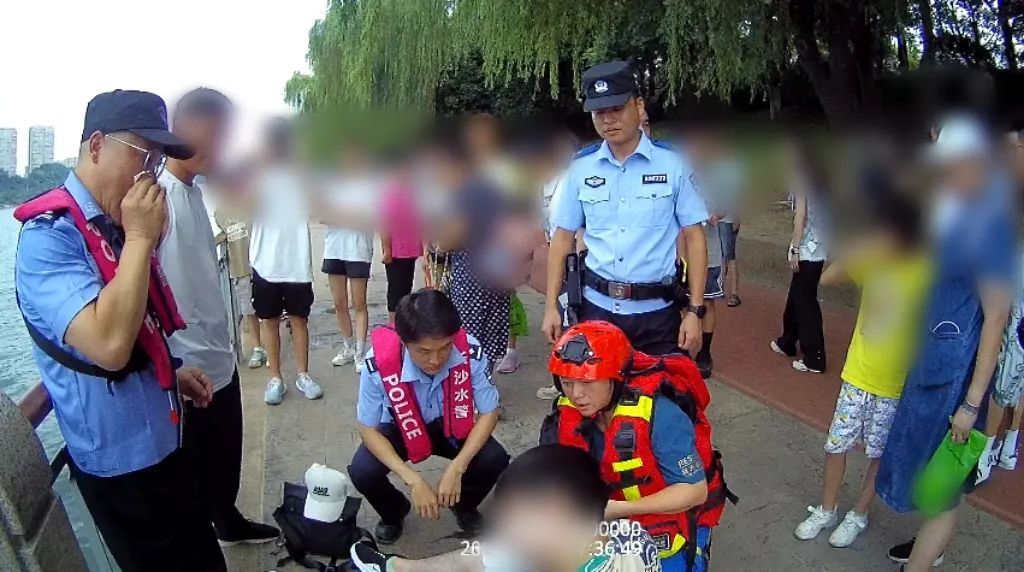 长沙橘子洲上，他被人从背后紧紧抱住！