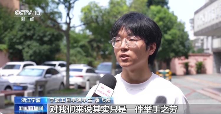 “这只是举手之劳” 老人晕倒他们毫不犹豫上前…… “这只是举手之劳” 老人晕倒他们毫不犹豫上前……