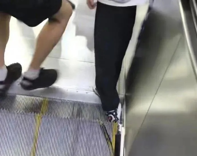 女子半截身体被卷入超市扶梯，最新通报