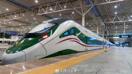 “高原版”复兴号动车在成都载客运营