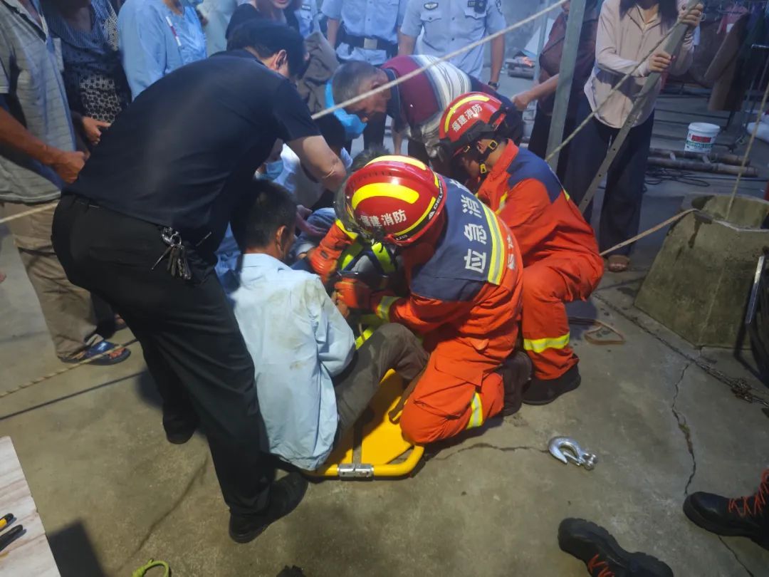 突发!一男子坠落…… 突发!一男子坠落……