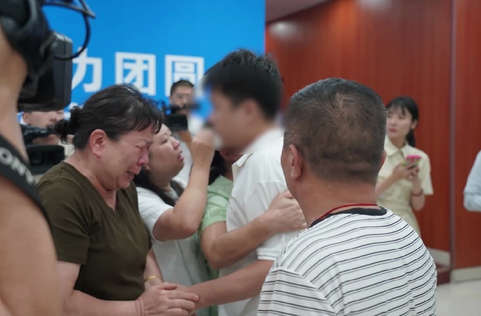 “妈妈没有带好你”,抱住失散31年的儿子,妈妈这句“道歉”令人心碎 “妈妈没有带好你”,抱住失散31年的儿子,妈妈这句“道歉”令人心碎