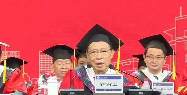 他被传病重,无法正常行走?很多人都在为他祈祷?本人最新回应! 他被传病重,无法正常行走?很多人都在为他祈祷?本人最新回应!