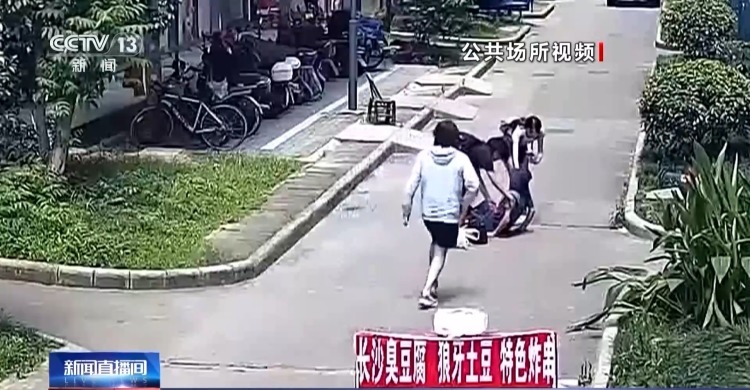 “这只是举手之劳” 老人晕倒他们毫不犹豫上前…… “这只是举手之劳” 老人晕倒他们毫不犹豫上前……