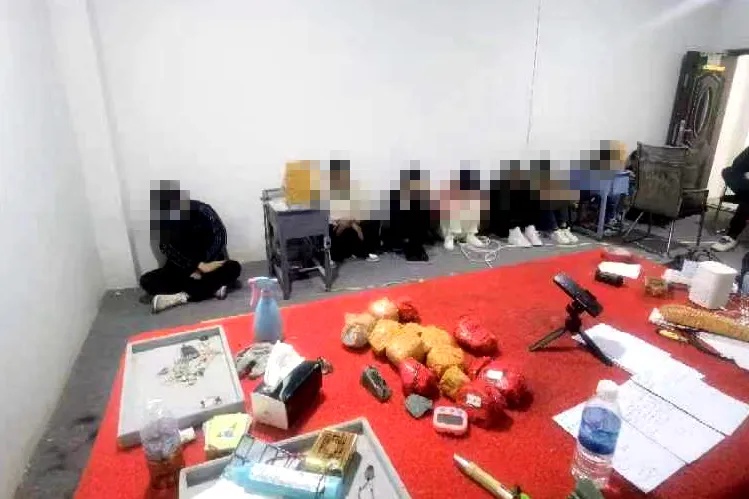 上海女子在直播间“赌石”，结果除了自己都是托……假的！人和石头全是假的！