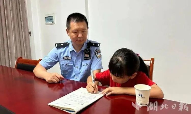 小学生跑进派出所:能帮我做个作业吗!结果…… 小学生跑进派出所:能帮我做个作业吗!结果……