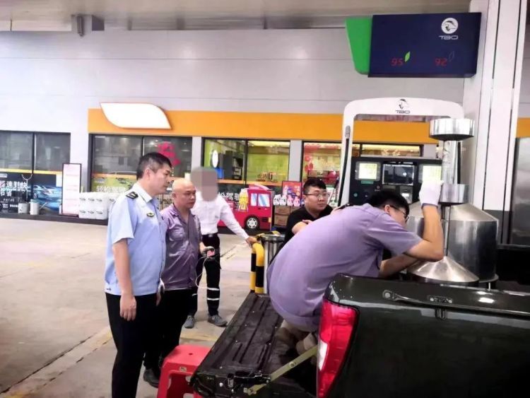 在加油机上动手脚！柳州一加油站被罚120余万元