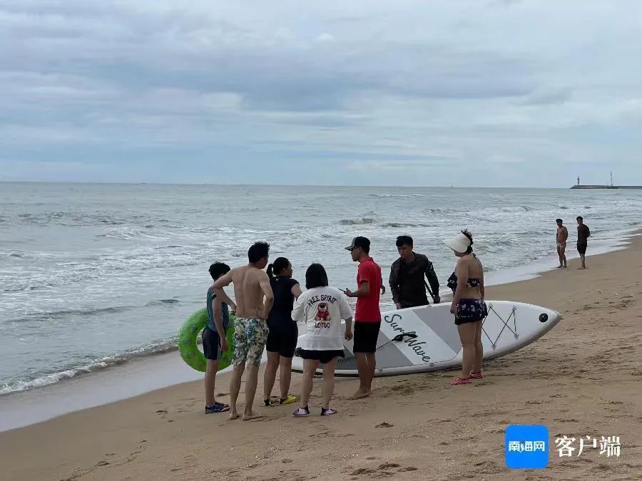 “快来救人,我的孩子被海水卷走了……” “快来救人,我的孩子被海水卷走了……”