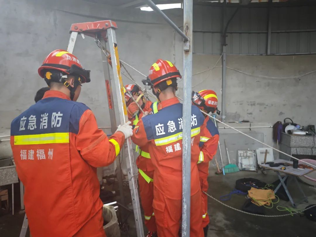 突发!一男子坠落…… 突发!一男子坠落……