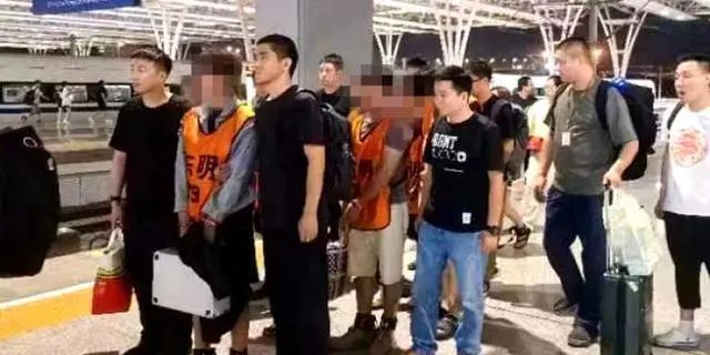 上海女子在直播间“赌石”，结果除了自己都是托……假的！人和石头全是假的！