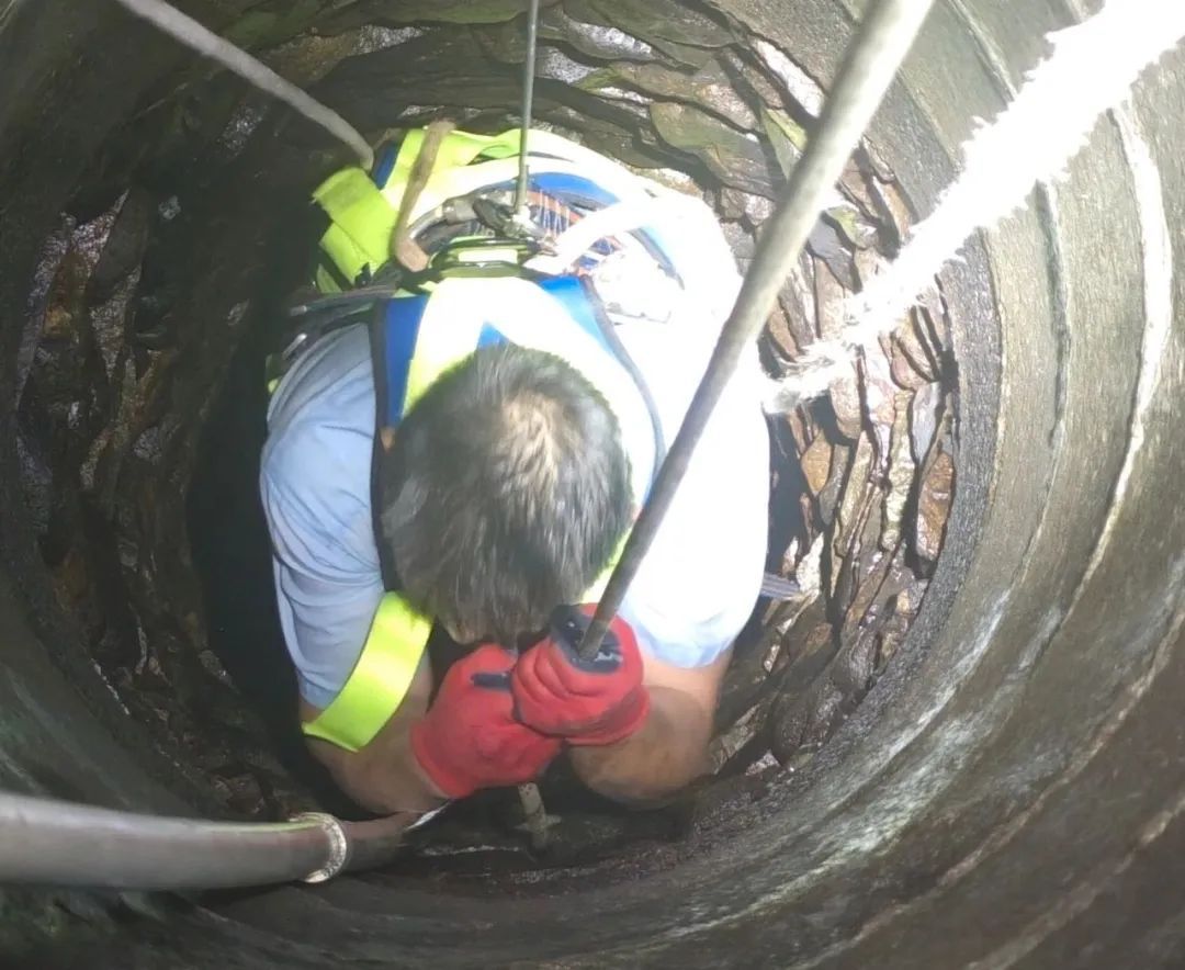 突发!一男子坠落…… 突发!一男子坠落……