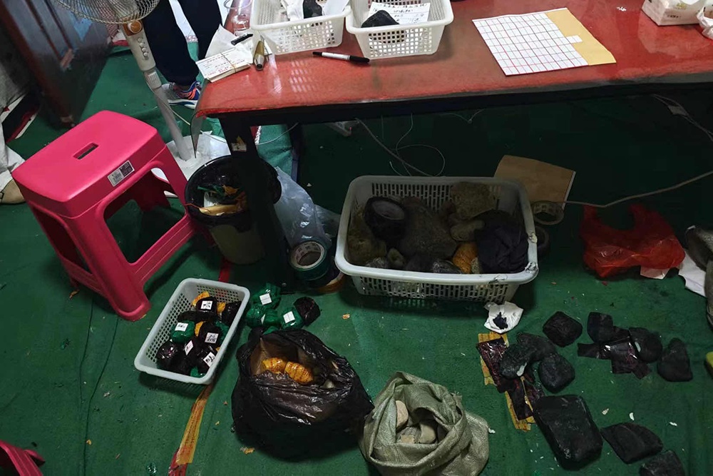 上海女子在直播间“赌石”，结果除了自己都是托……假的！人和石头全是假的！