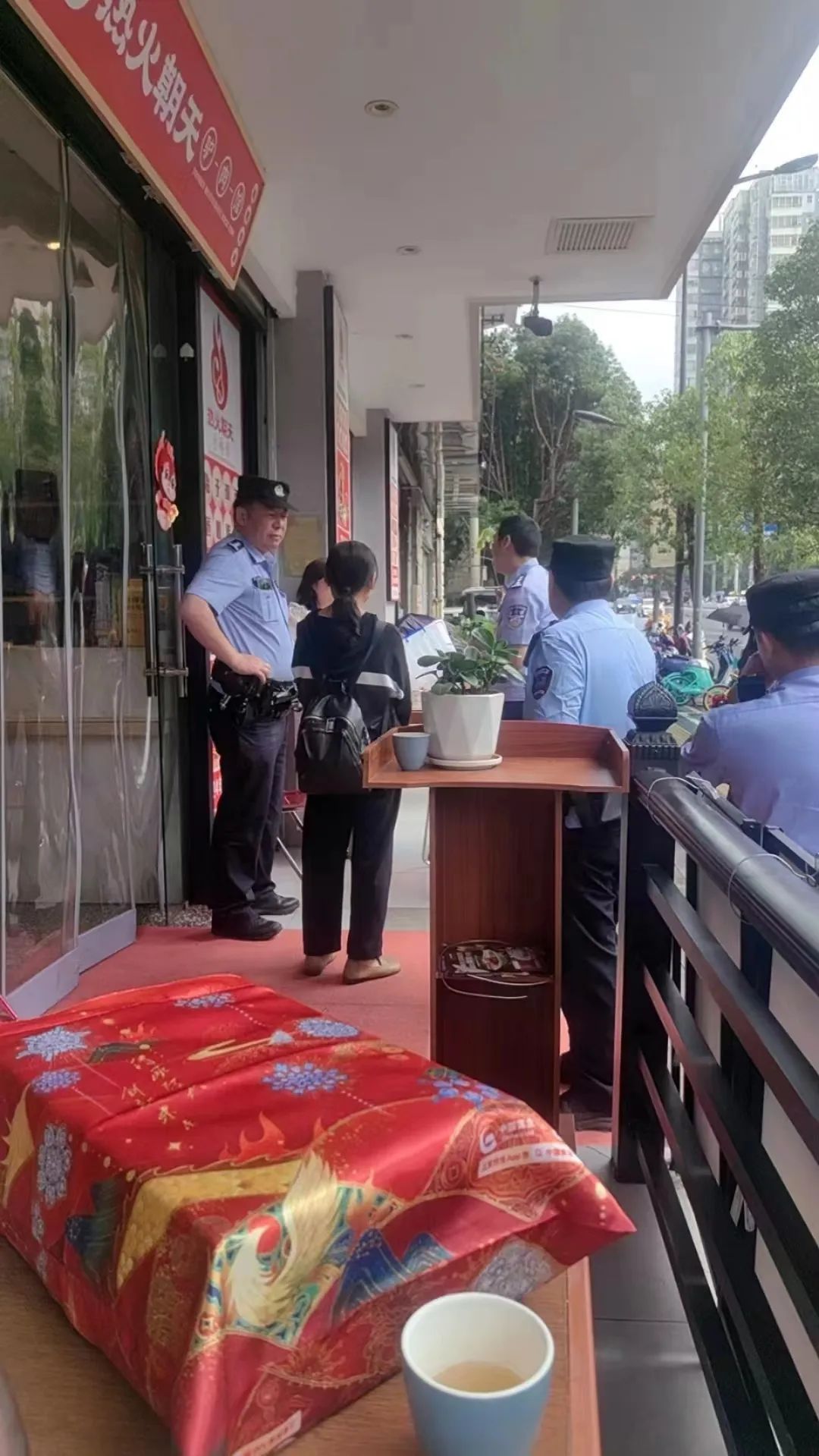 “闺蜜”结婚，她要寄5根金条作贺礼，真相细思极恐