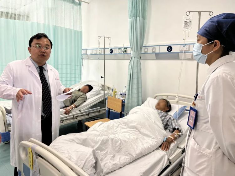 三甲专家下班直播唱歌走红，影响工作？本人回应