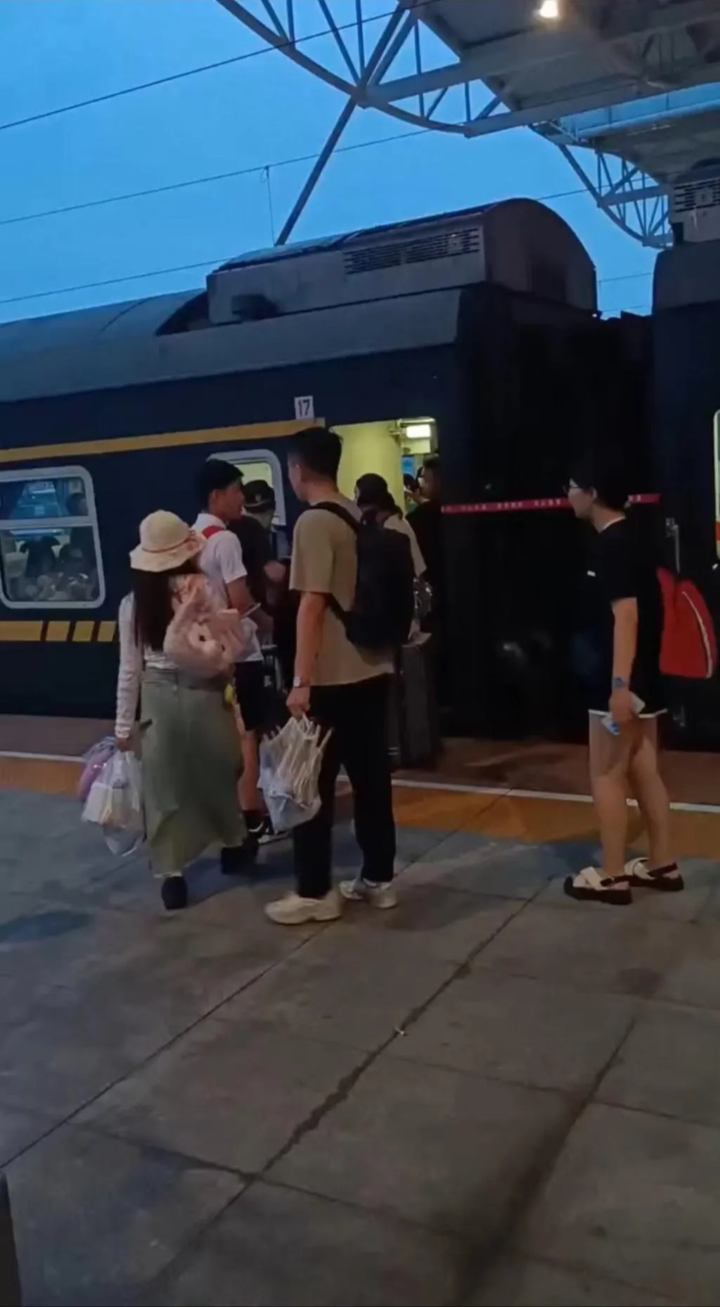 住在潍坊,青岛上班,每天6小时通勤!山东90后小伙火了... 住在潍坊,青岛上班,每天6小时通勤!山东90后小伙火了...