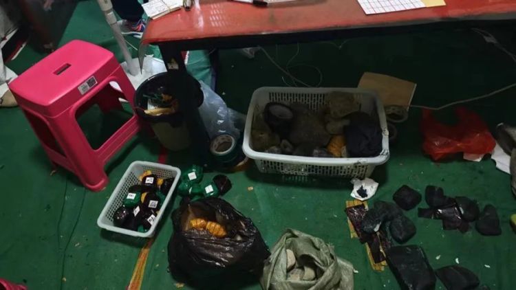 直播间“赌石”揭秘：价值不菲的原石和投资人全是假的