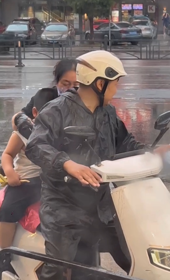 骑手接了个“活人单”！5岁外甥想去亲戚家玩，小姨下单叫来骑手