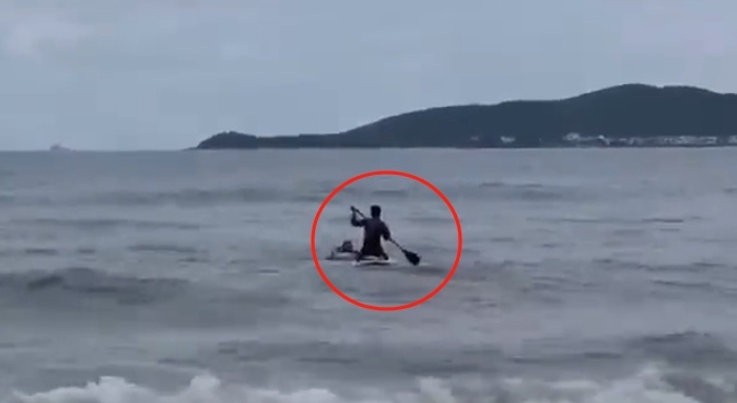 “快来救人,我的孩子被海水卷走了……” “快来救人,我的孩子被海水卷走了……”