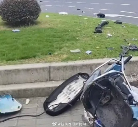 上海一轿车撞击3车后冲上绿化带，2人受伤！