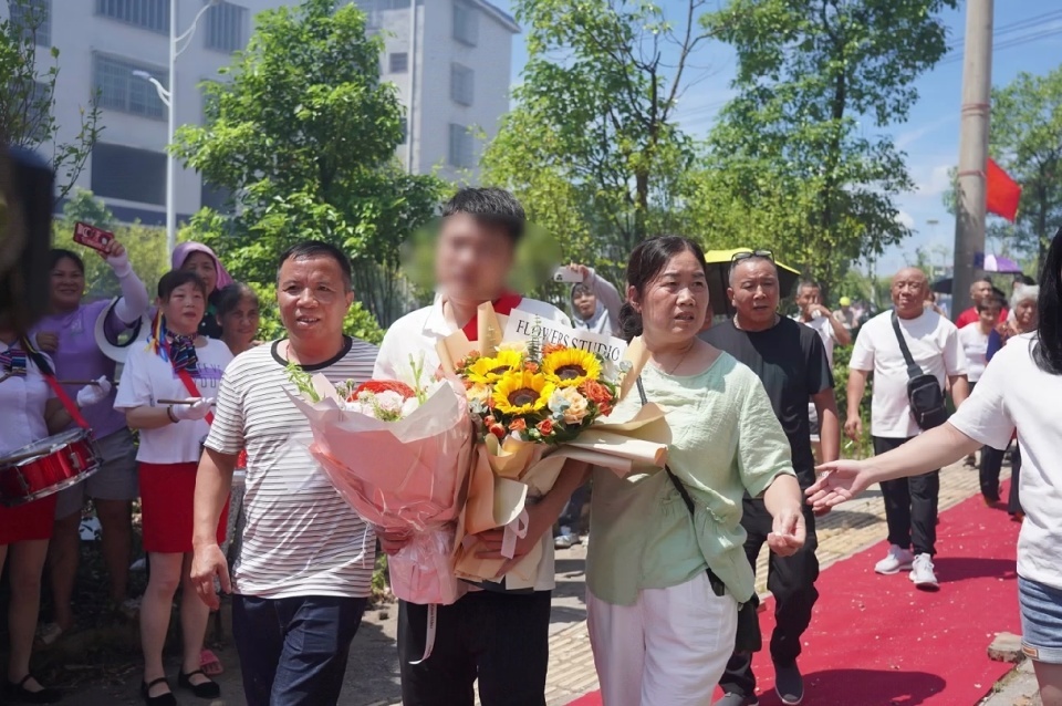 “妈妈没有带好你”,抱住失散31年的儿子,妈妈这句“道歉”令人心碎 “妈妈没有带好你”,抱住失散31年的儿子,妈妈这句“道歉”令人心碎