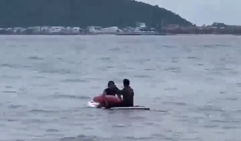 “快来救人,我的孩子被海水卷走了……” “快来救人,我的孩子被海水卷走了……”