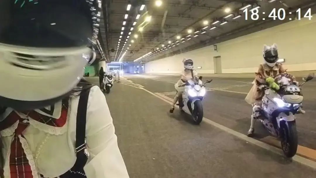 北京警方：涉87项交通违法！三女子为涨粉非法改装狂飙被抓！