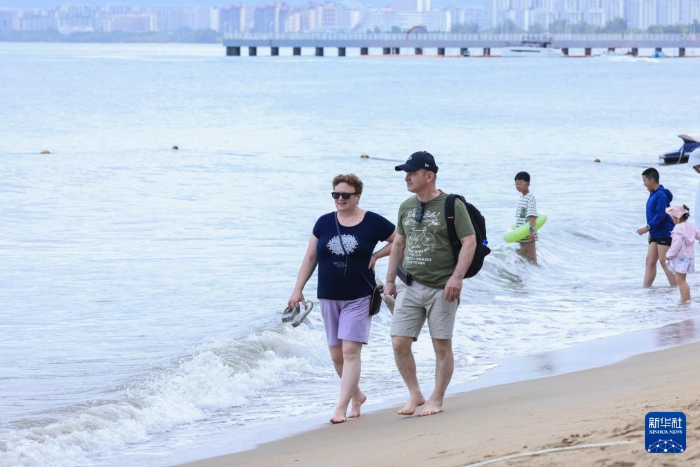 海南三亞：中外遊客樂享夏日風情