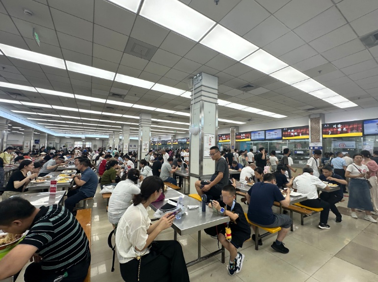 复旦大学食堂被挤爆,有人却并不在吃饭...原来是游客提前占座? 复旦大学食堂被挤爆,有人却并不在吃饭...原来是游客提前占座?