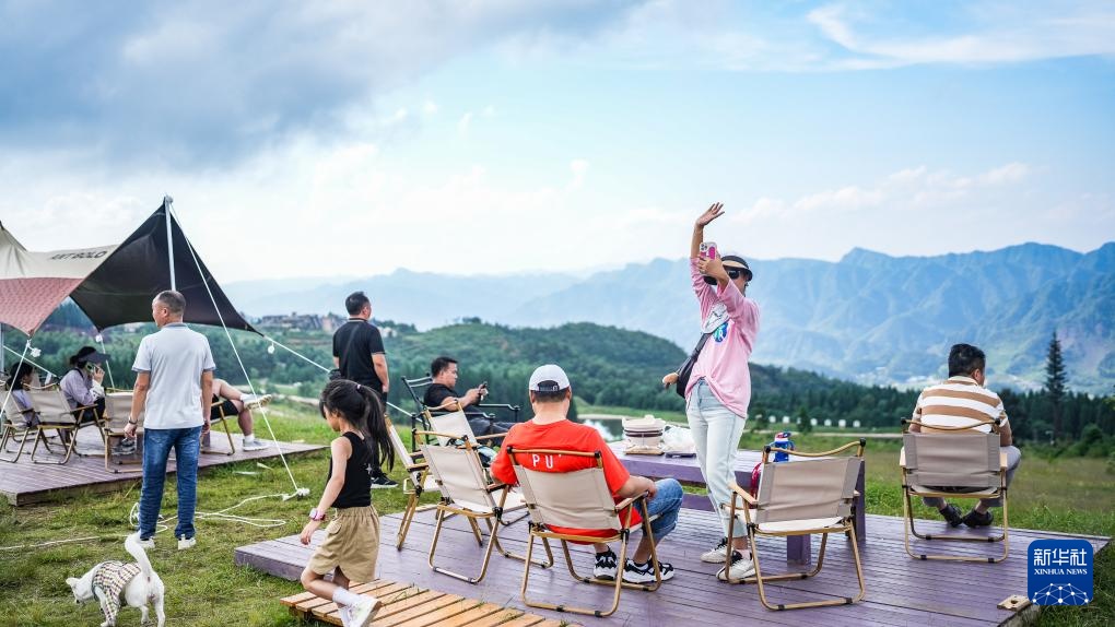 贵州六盘水：高山小镇迎来夏日旅游高峰