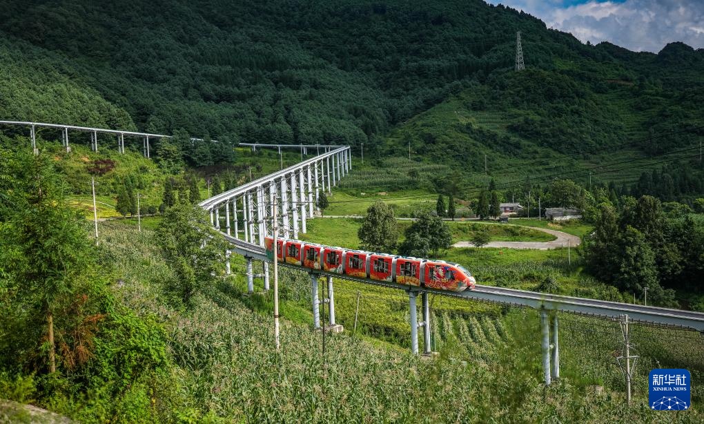 贵州六盘水：高山小镇迎来夏日旅游高峰